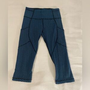 Lululemon Outrun 17" Crop
Score Jacquard Black Indian Ocean / Black Size 6